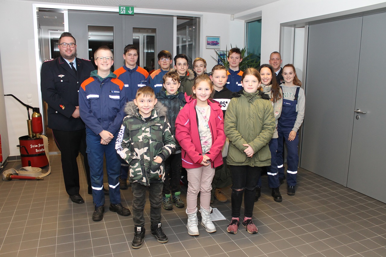 Jugendfeuerwehrwart Dennis Spörhase und sein Stellvertreter Tim Lorentz mit den gewählen und neu aufgenommenen Mitgliedern